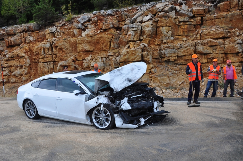 Antalya'da İki Otomobil Çarpıştı: 4 Ölü, 2 Yaralı 7