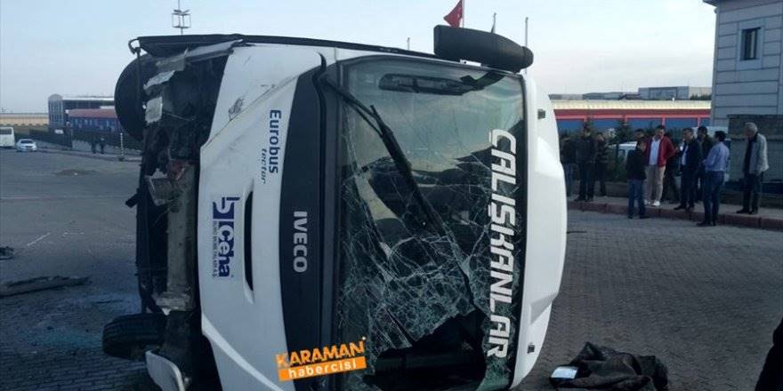 Kayseri'de İşçi Servisi Aydınlatma Direğine Çarptı: 1 Ölü, 24 Yaralı