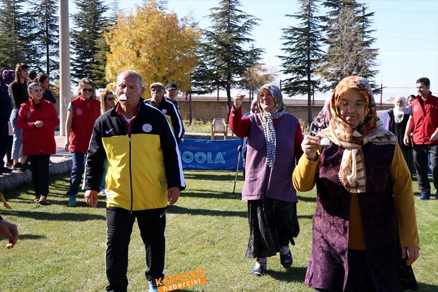 Huzurevi sakinleri geleneksel oyunlarla eğlendi 6