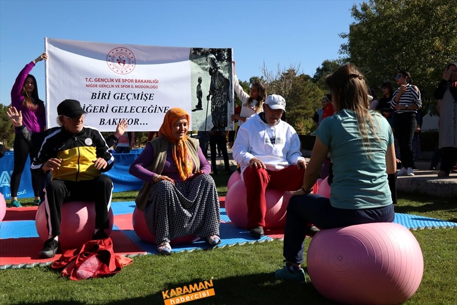 Huzurevi sakinleri geleneksel oyunlarla eğlendi 9