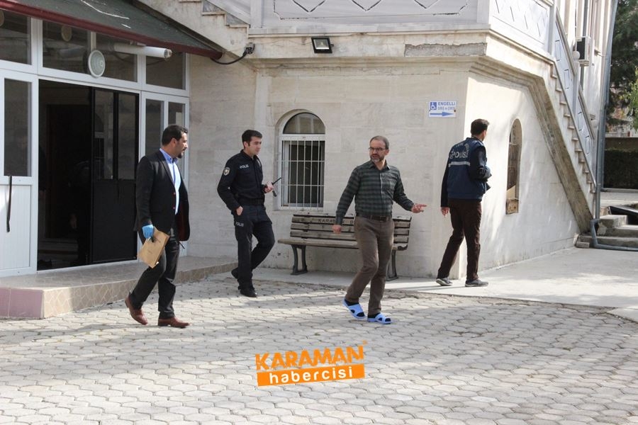 Karaman'da Cami Avlusunda Tabanca Bulundu 4