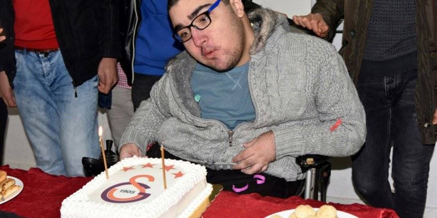 Evde Eğitim Gören Fatih Kılıç, 18. Yaşını Vali Sayın Fahri Meral ve Arka