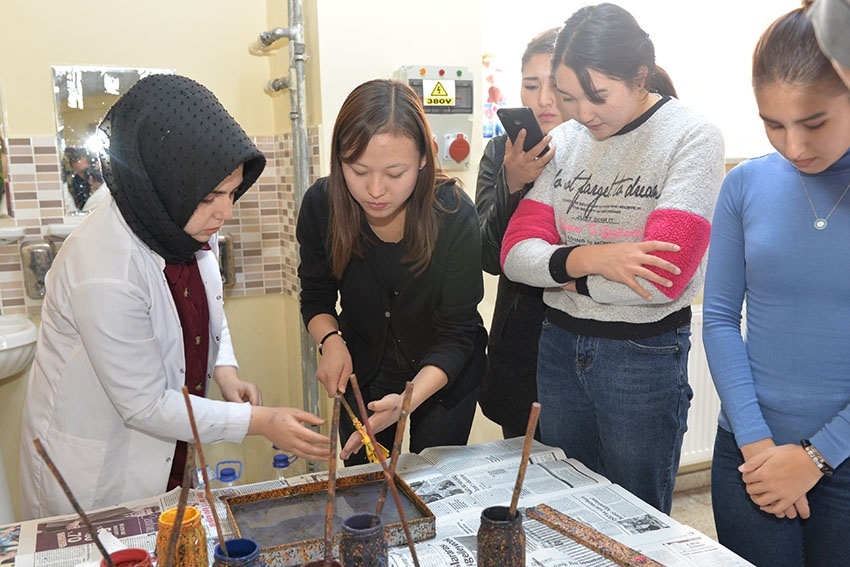 Yabancı Uyruklu Öğrenciler "Ebru"ile Tanıştılar 3