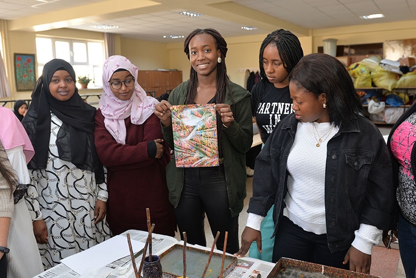 Yabancı Uyruklu Öğrenciler "Ebru"ile Tanıştılar 8