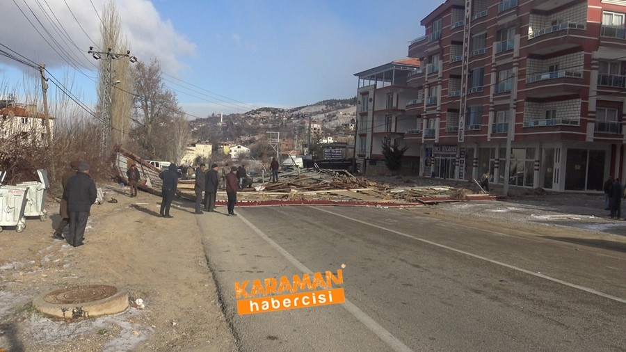 Çatılar Kağıt Gibi Uçtu 10