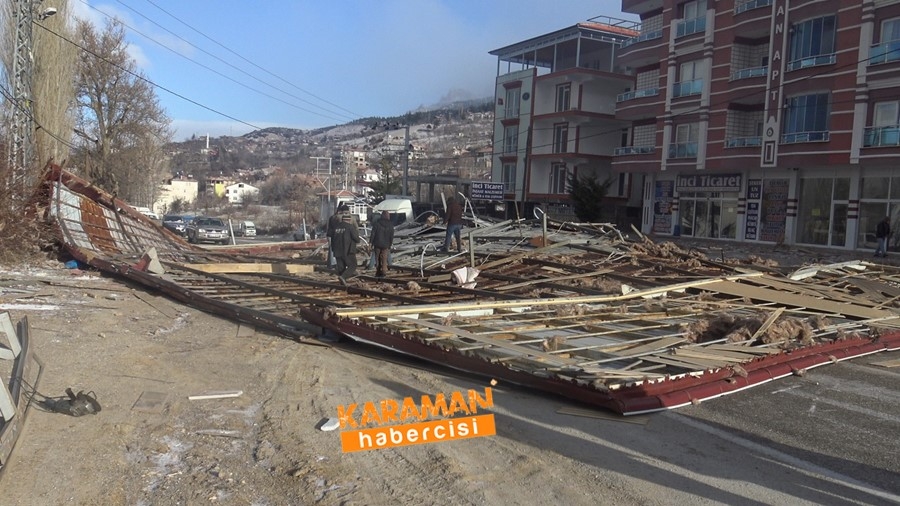 Çatılar Kağıt Gibi Uçtu 11