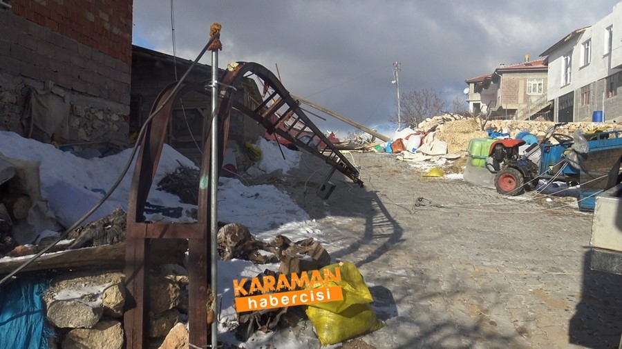 Çatılar Kağıt Gibi Uçtu 12