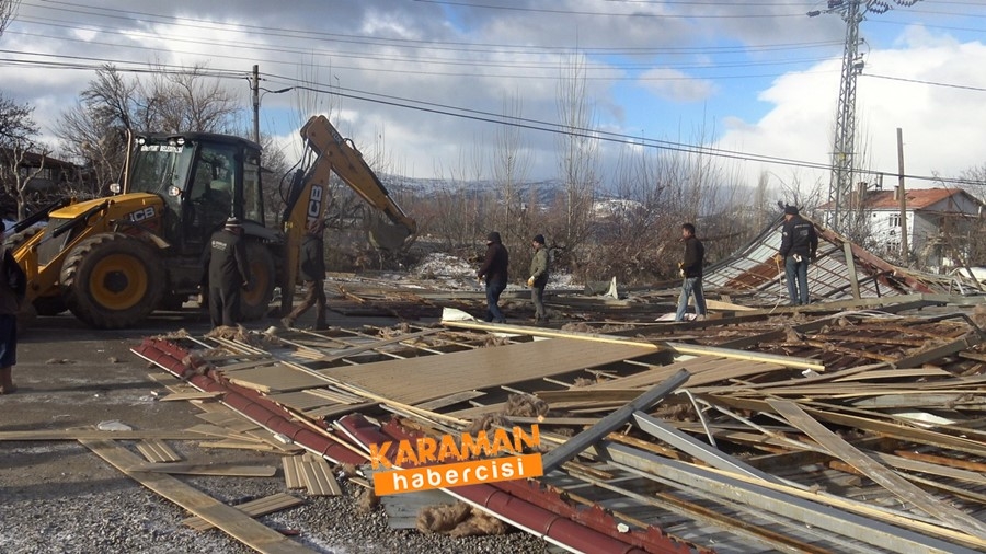 Çatılar Kağıt Gibi Uçtu 13