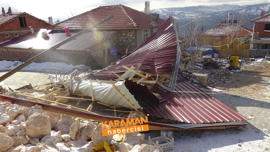 Çatılar Kağıt Gibi Uçtu 14