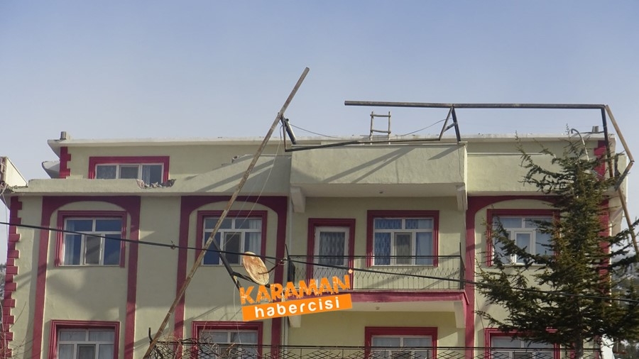 Çatılar Kağıt Gibi Uçtu 3