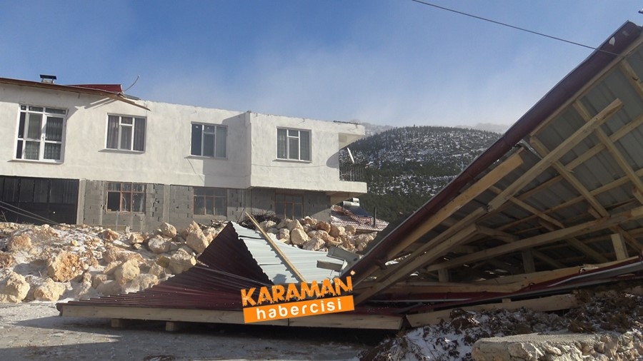 Çatılar Kağıt Gibi Uçtu 7