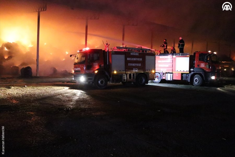 Niğde’de Hayvan Çiftliğinde Yangın 12