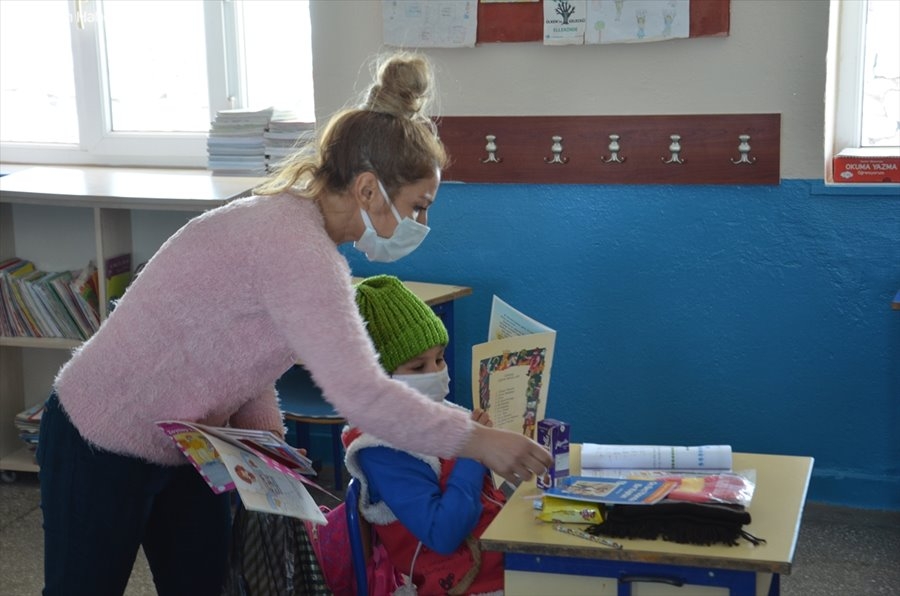 Köy Köy Dolaşarak Öğrencileri Sevindiriyor 10