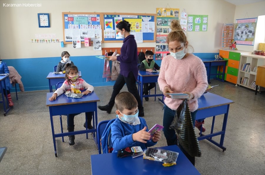 Köy Köy Dolaşarak Öğrencileri Sevindiriyor 11