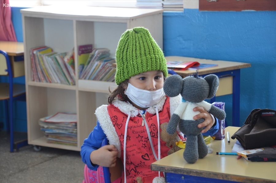 Köy Köy Dolaşarak Öğrencileri Sevindiriyor 7