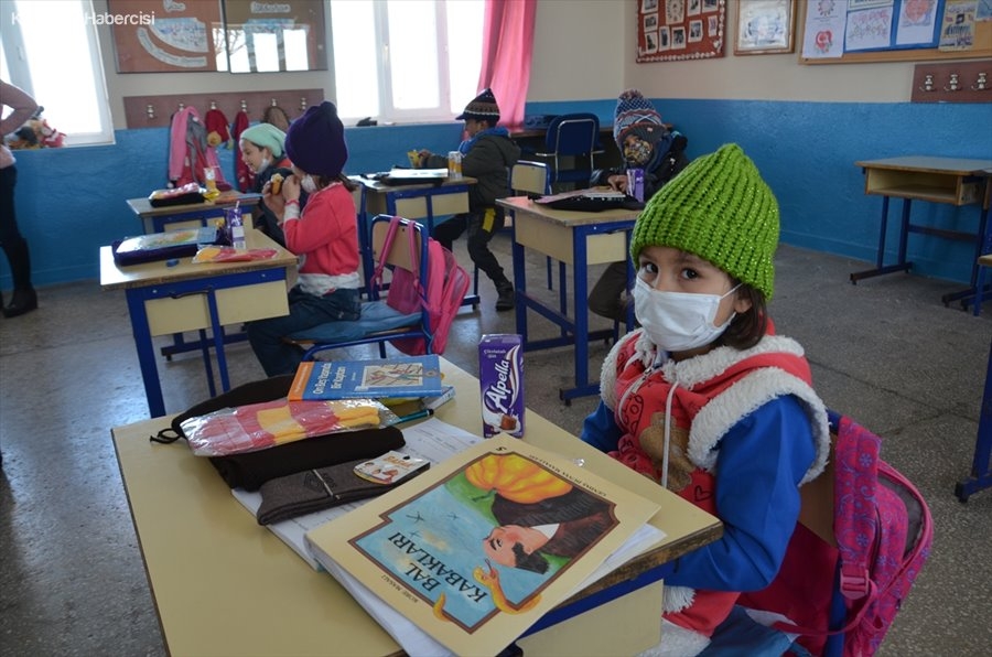 Köy Köy Dolaşarak Öğrencileri Sevindiriyor 8