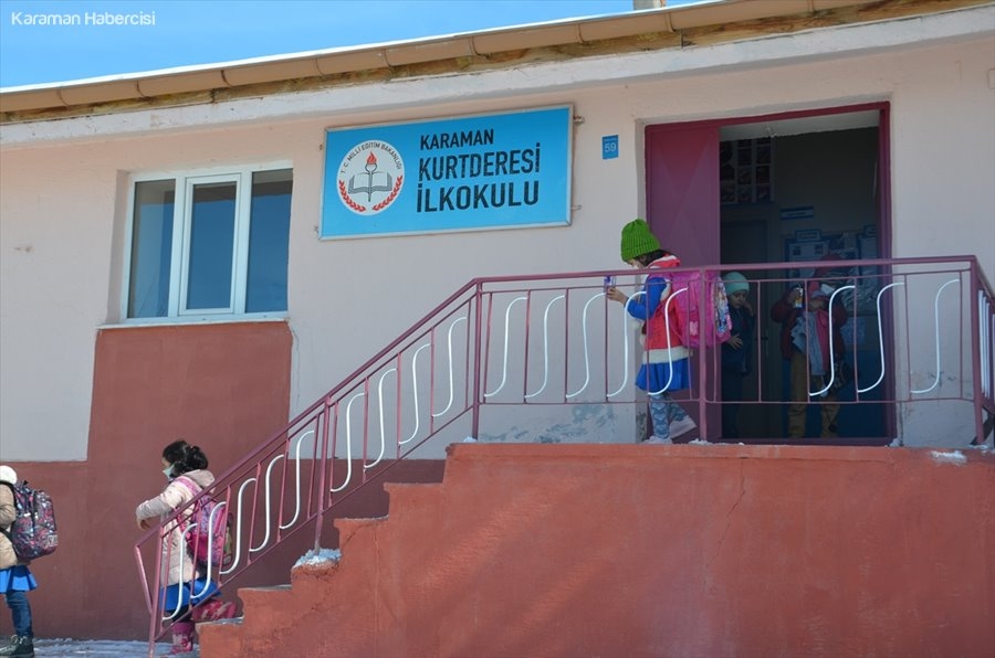 Köy Köy Dolaşarak Öğrencileri Sevindiriyor 9