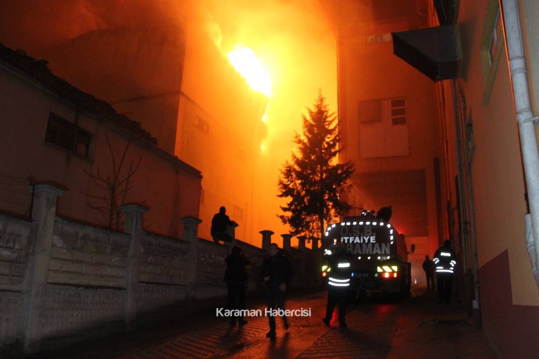 Karaman'da Fabrika Yangınına Müdahale Ediliyor 1