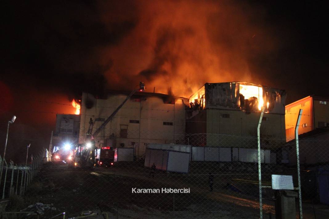 Karaman'da Fabrika Yangınına Müdahale Ediliyor 10