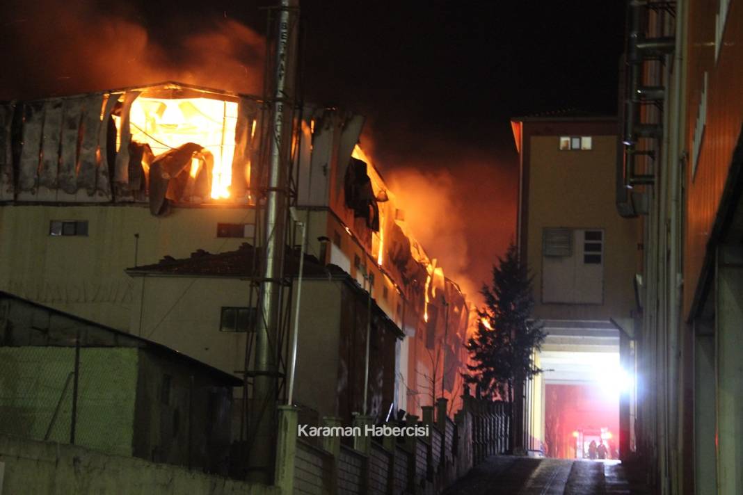 Karaman'da Fabrika Yangınına Müdahale Ediliyor 13