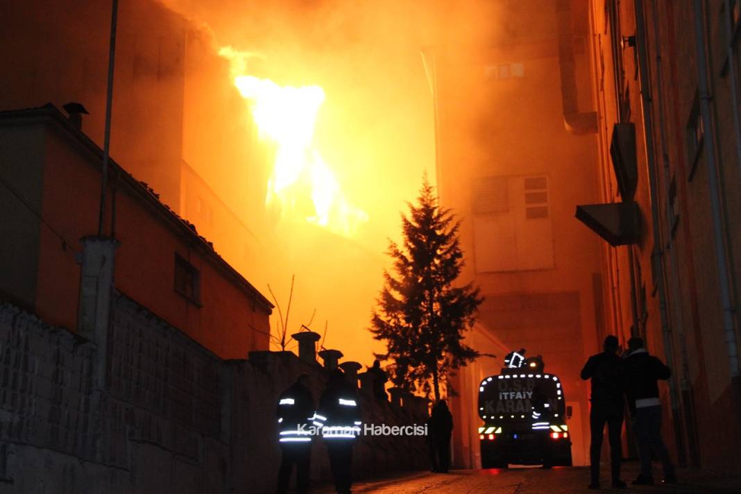 Karaman'da Fabrika Yangınına Müdahale Ediliyor 2