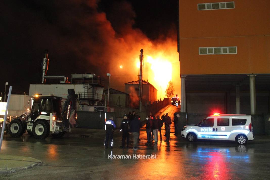 Karaman'da Fabrika Yangınına Müdahale Ediliyor 3