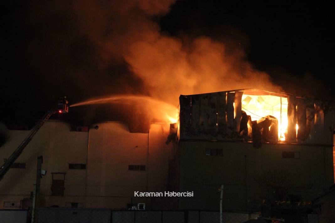 Karaman'da Fabrika Yangınına Müdahale Ediliyor 4