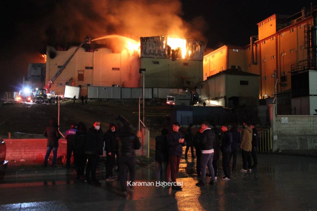 Karaman'da Fabrika Yangınına Müdahale Ediliyor 6