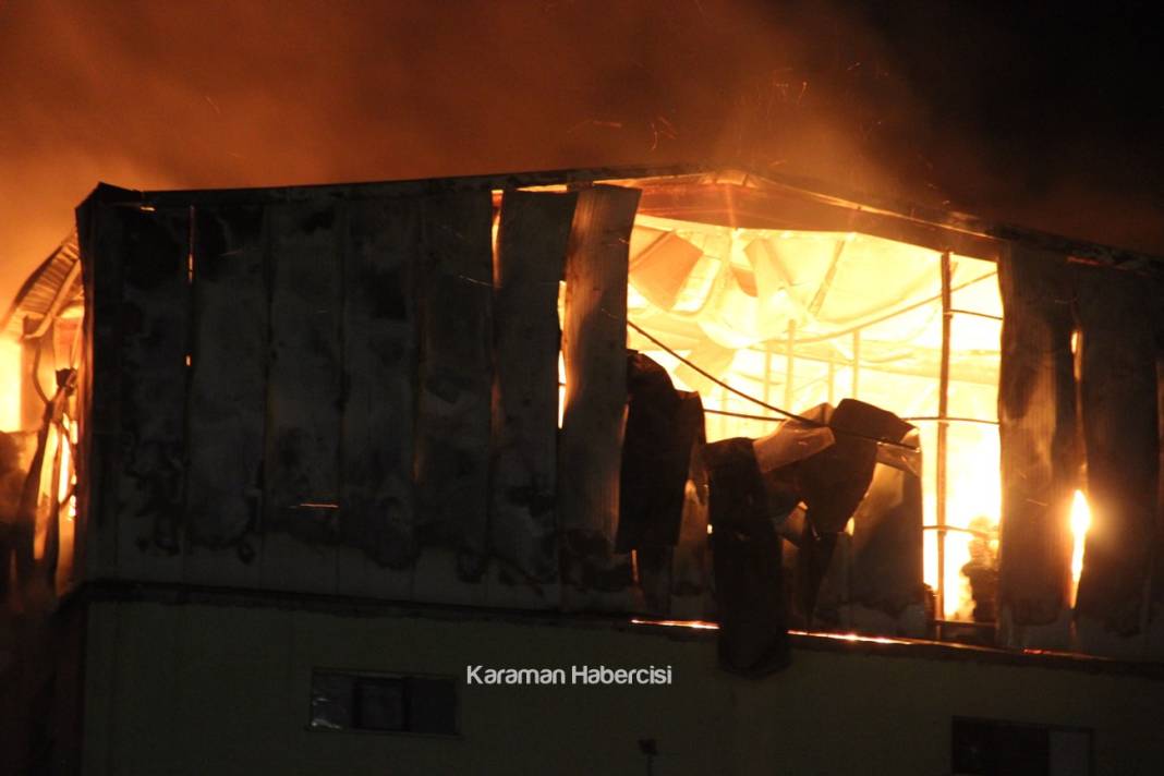 Karaman'da Fabrika Yangınına Müdahale Ediliyor 7