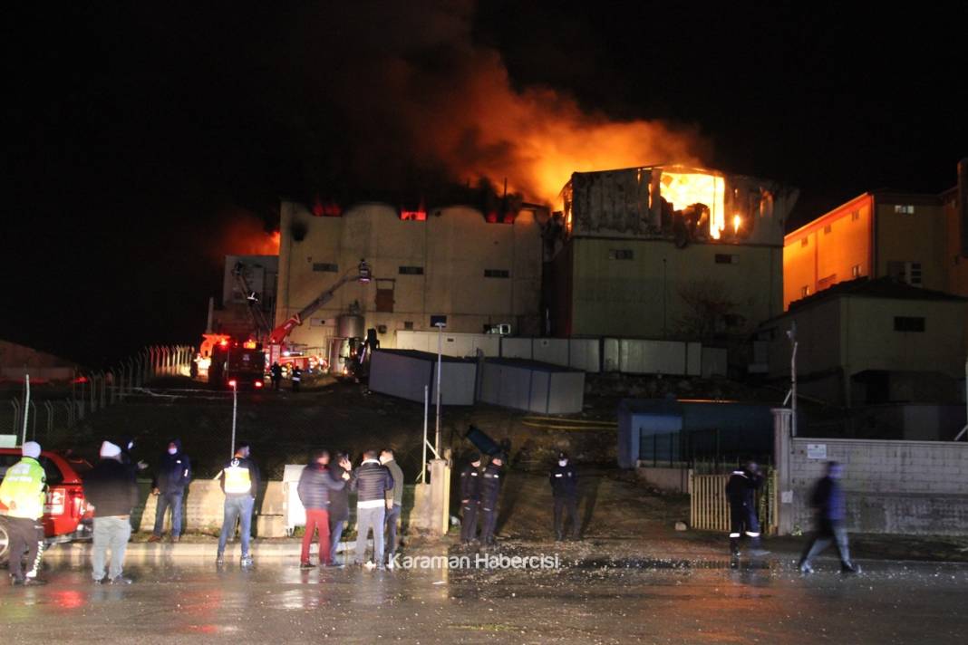 Karaman'da Fabrika Yangınına Müdahale Ediliyor 9