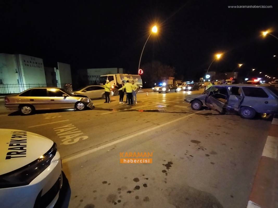 Karaman Valiliği Önünde Trafik Kazası 12