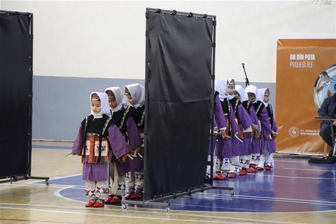 Karaman’da Halk Oyunları İl Birinciliği Yarışması 8