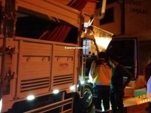 Ara Sokaktan Geçen Kamyonet Çay Ocağına Girdi