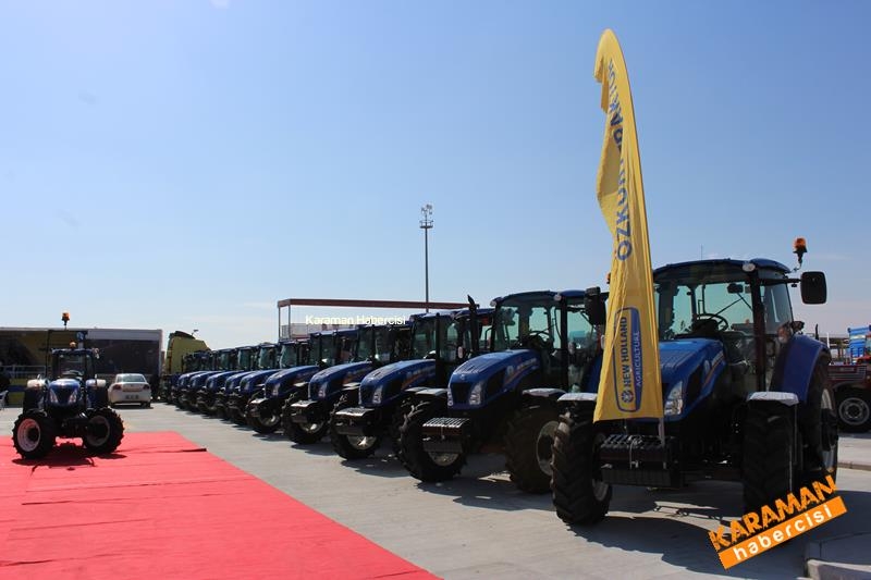 New HOLLAND TT-4 Özkurt Traktör İle Fuarda 1