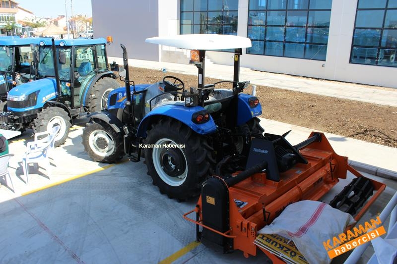 New HOLLAND TT-4 Özkurt Traktör İle Fuarda 12