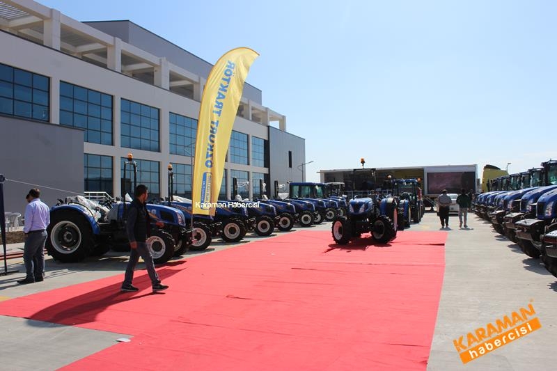 New HOLLAND TT-4 Özkurt Traktör İle Fuarda 2