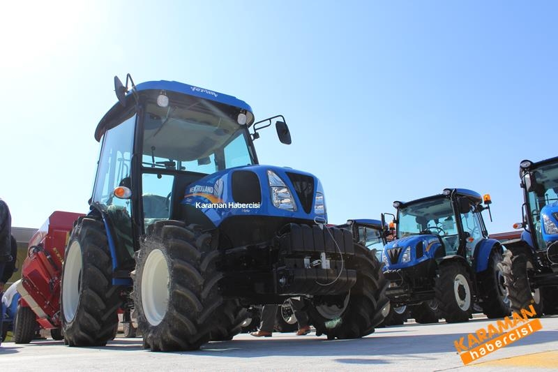 New HOLLAND TT-4 Özkurt Traktör İle Fuarda 3