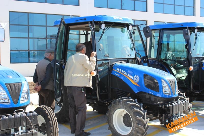 New HOLLAND TT-4 Özkurt Traktör İle Fuarda 6