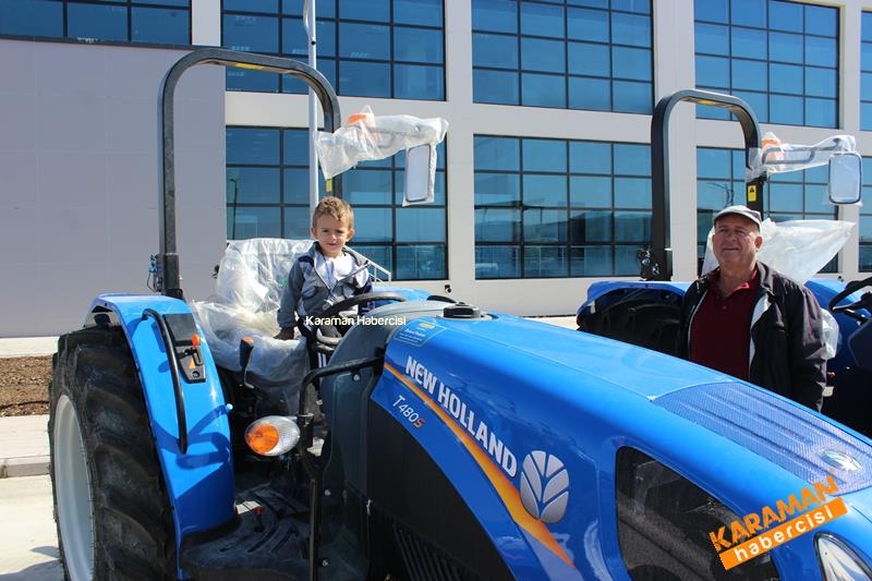 New HOLLAND TT-4 Özkurt Traktör İle Fuarda 7
