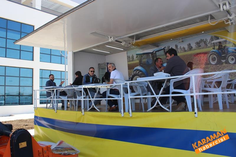 New HOLLAND TT-4 Özkurt Traktör İle Fuarda 9