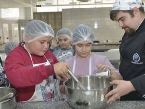 KMÜ'lü Şefler Minik Şeflerle Buluştu