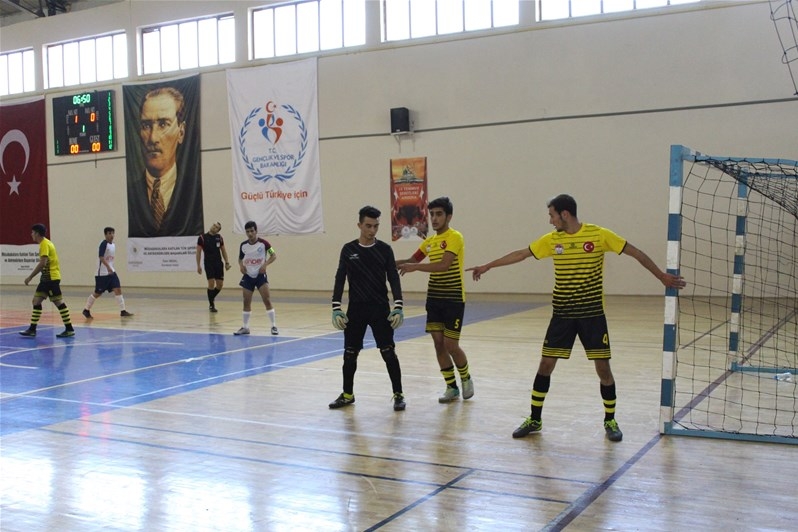 Okullar Arası Gençler Futsal Müsabakaları Başladı 16