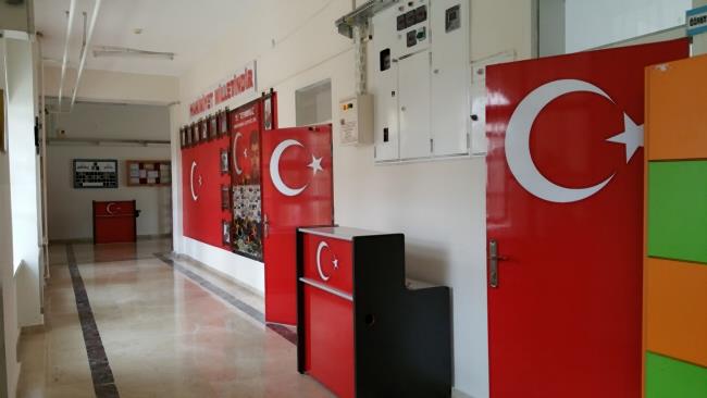 Karaman Mümine Hatun Ortaokulu Bayraklarla Donatıldı 2
