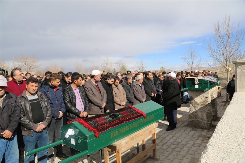 Kazada Hayatını Kaybeden Karamanlılar Defnedildi 5