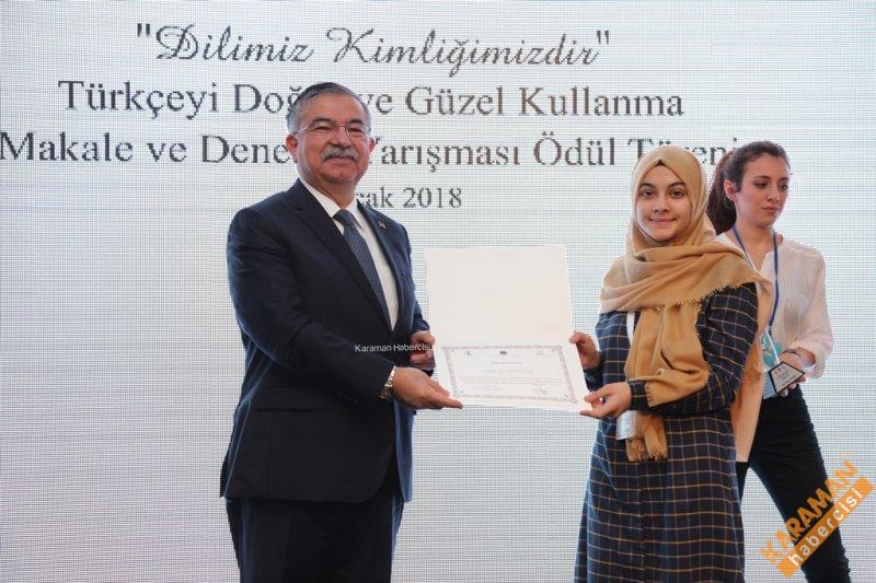 Ödülünü, Milli Eğitim Bakanı İsmet Yılmaz’ın Elinden Aldı 2