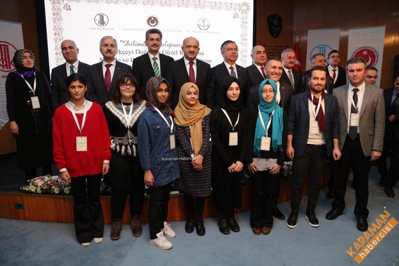 Ödülünü, Milli Eğitim Bakanı İsmet Yılmaz’ın Elinden Aldı 4