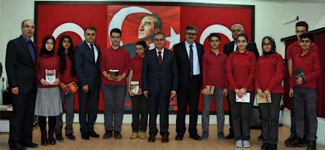 Vali Tapsız Öğrencilere Kitap Dağıttı 8