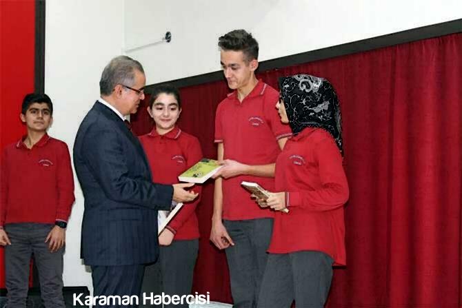 Vali Tapsız Öğrencilere Kitap Dağıttı 9