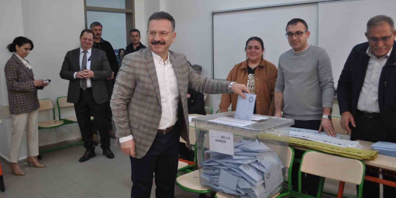 Valisi Hüseyin Aksoy Eşiyle Birlikte Sandık Başına Gitti