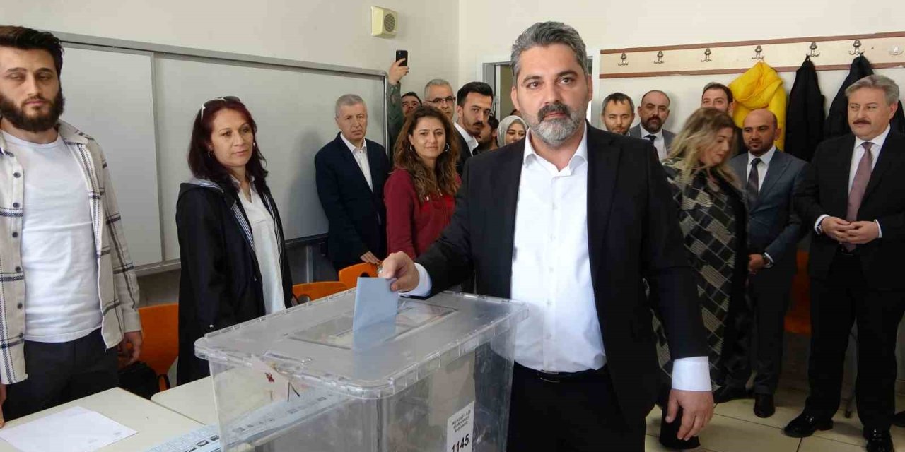 Üzüm Ve Çopuroğlu Oylarını Kullandı